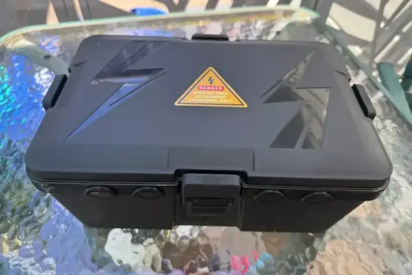 Tôi dùng chiếc hộp giá 18 đô la này để cắm điện an toàn cho tất cả các thiết bị thông minh ngoài trời của mình.